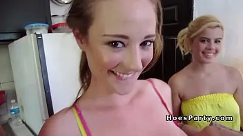 Riesige Titten und Ärsche Babes feiern