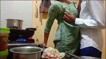 Heiße Ehefrau im Küchenraum gefickt