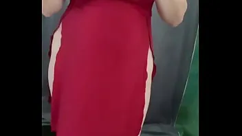 MILF in roten Dessous