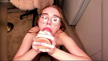 Eine geile Schlampe lutscht leidenschaftlich Schwänze und wichst sich nach der Schule einen ab ? Freya Erlenberg