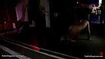 Gepiercte Muschi sub anal in der Öffentlichkeit gefickt