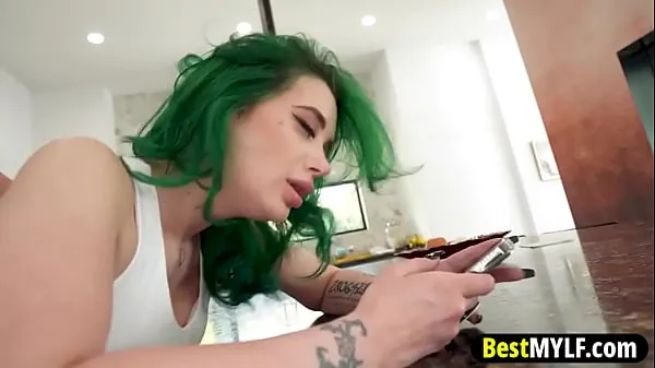 Gia hat gerade ihren Traumjob bekommen. Ike freut sich riesig über die Leistung seiner Frau und möchte sie deshalb mit Geschenken belohnen.