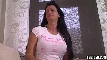 Vollbusige brünette deutsche milf masturbiert