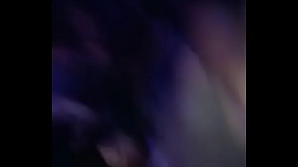 Freundin benimmt sich wie eine echte Hure im Club, durchnässt und b. tanzt,