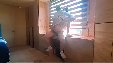Mein Stiefvater hinterlässt mir einen großen Schwall Sperma, der aus meiner Vagina tropft.