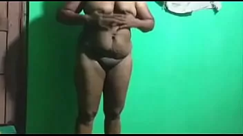 Heiße reife Tante masturbiert