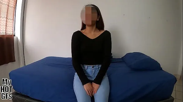 Bitte steck ihn in mich, meine kleine Vagina ist ganz feucht!