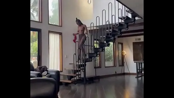 Dunkle Schokolade hätte es fast von der Treppe gegessen, obwohl sie ihr Hemd ausgezogen hatte #Titten #Ebenholz #Groß #Laufsteg #Modelvibes #Highheels #Ke ?