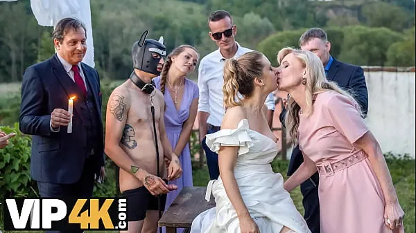 BRIDE4K. Sexy Braut mit natürlichen Titten hat versauten Sex mit einem als Jagdhund verkleideten Bräutigam