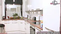 Deutsche dünne Hausfrau milf fickt im stehen in der küche