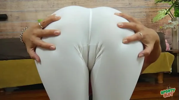 Wunderschöner geschwollenes Cameltoe auf zierlichem Körper! Enge weiße Leggings!