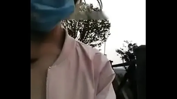 Chinesisches Paar, das öffentlich Park fickt