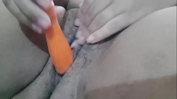 Arabisches Mädchen mit dunkler Hautfarbe masturbiert mit Werkzeugen